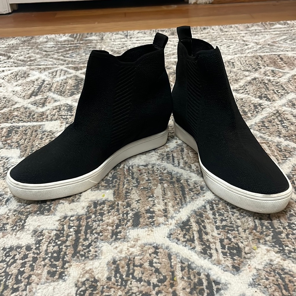 Mia Size 8 Sneaker wedges
